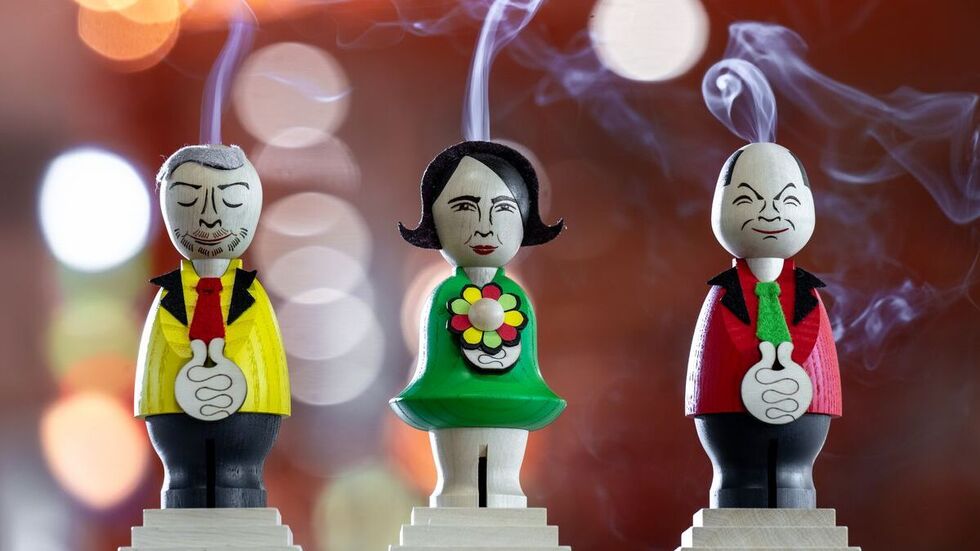 In der Schauwerkstatt der Seiffener Volkskunst in Seiffen rauchen den Ampel-Spitzenpolitikern Christian Lindner, Annalena Baerbock und Olaf Scholz die Köpfe. 