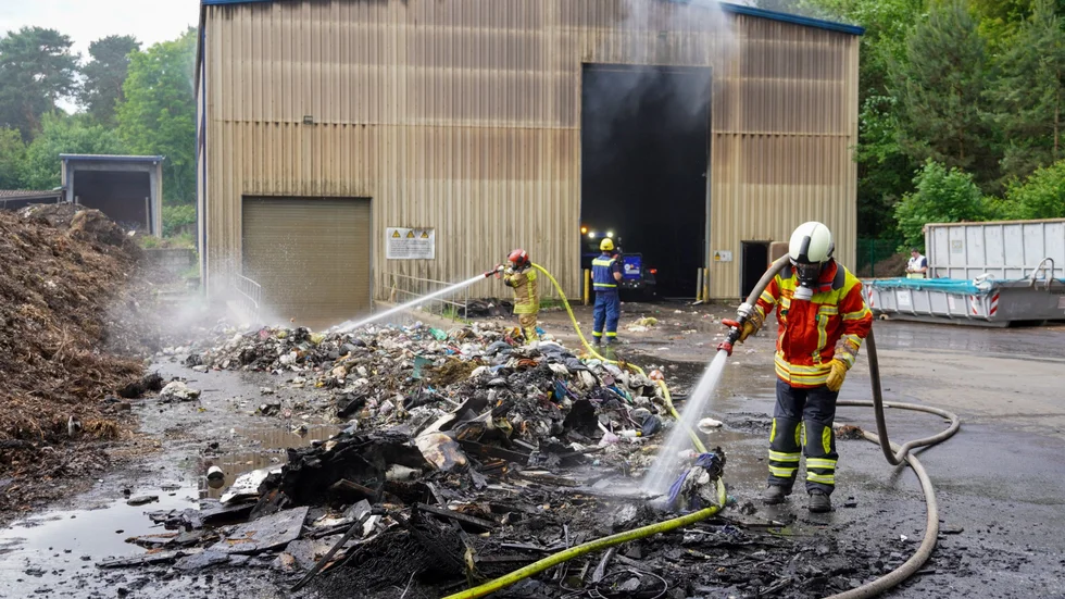 Brandbekämpfung in Entsorgungsbetrieb in Weißwasser