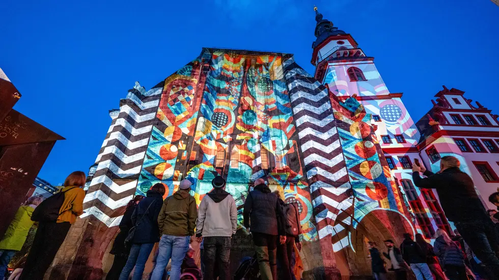 Light our Vision lockte rund 38.000 Menschen nach Chemnitz. Das ehemalige Hotel Kongeß und mehrere Gebäude in der Innenstadt wurden drei Tage lang zur Bühne für Lichtkunst. Light our Vision lockte rund 38.000 Menschen nach Chemnitz. Das ehemalige Hotel Kongeß und mehrere Gebäude in der Innenstadt wurden drei Tage lang zur Bühne für Lichtkunst.
