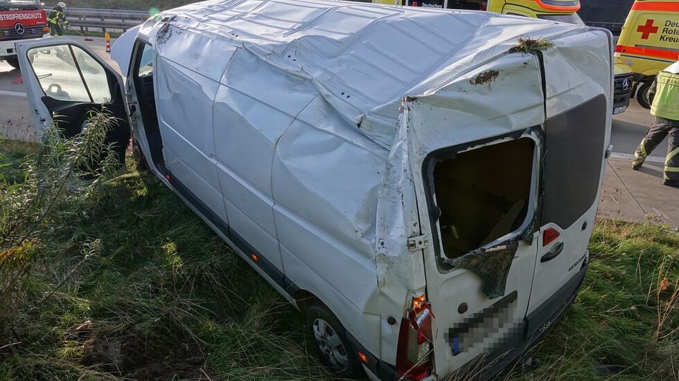 Der Kleintransporter landete im Straßengraben.