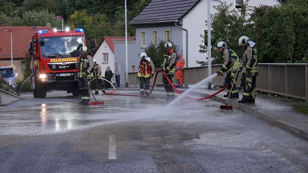 Die Feuerwehr bei den Reinigungsarbeiten.