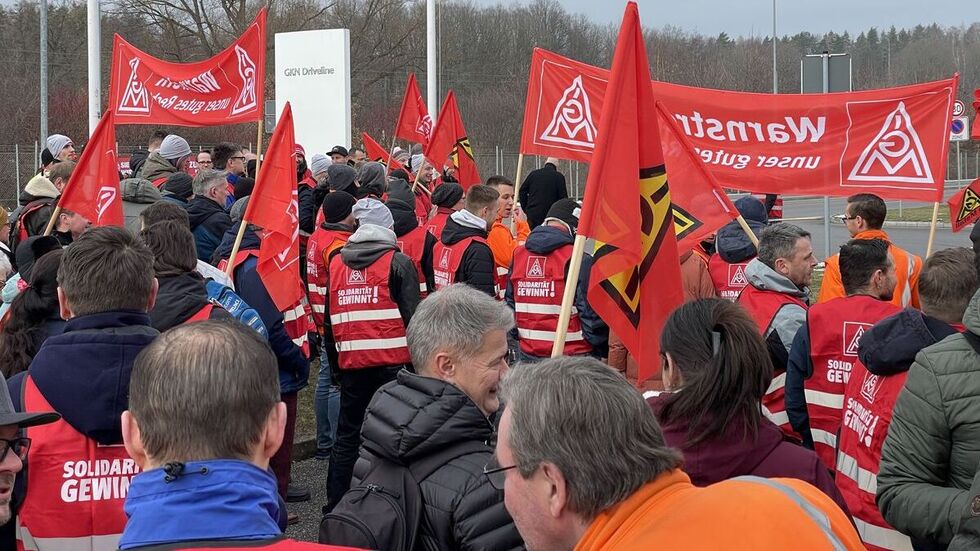 Teilnehmer eines Warnstreiks bei GKN 