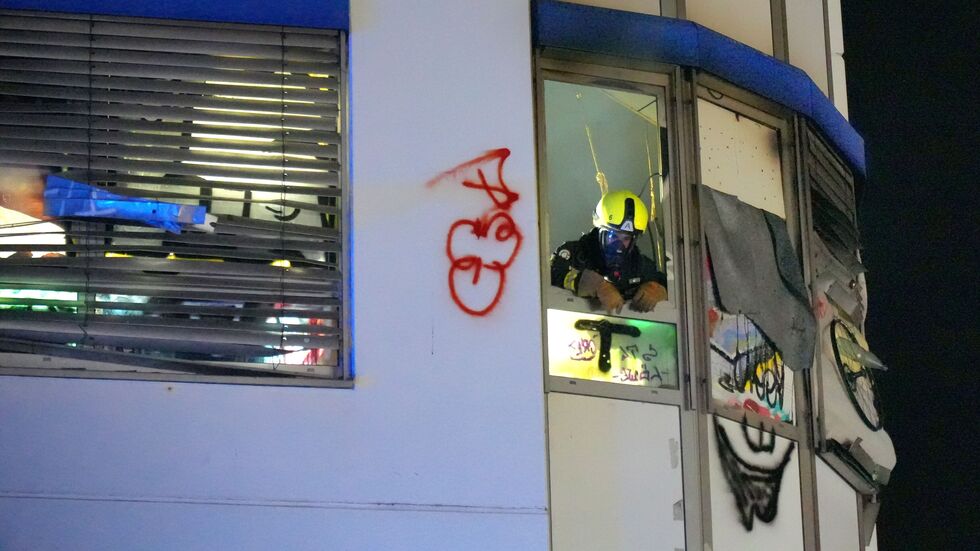 Ein Feuerwehrfenster mit Atemschutz am Fenster des früheren Baumarktes.