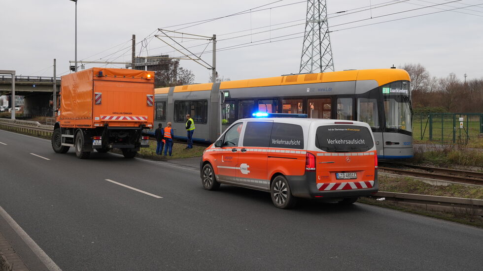Die aus dem Gleis gesprungene Straßenbahn der Linie 3 zwischen Leipzig und Taucha. Die aus dem Gleis gesprungene Straßenbahn der Linie 3 zwischen Leipzig und Taucha.
