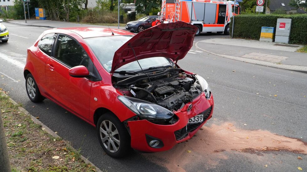 Nach dem Unfall sind auch Betriebsstoffe ausgelaufen.