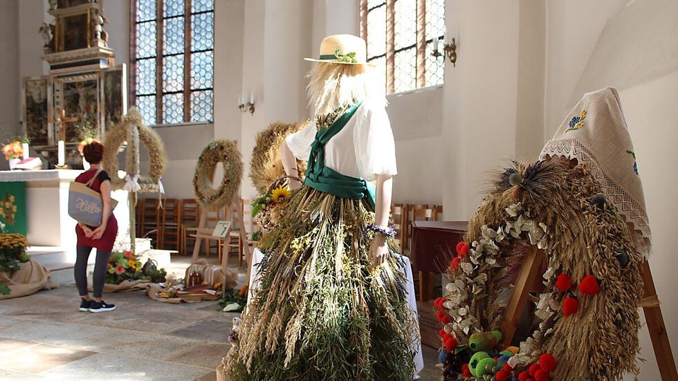 Erntekronen und Erntekränze aus Sachsen sind schon in der Hoyerswerdaer Johanniskirche ausgestellt. Die schönsten Exemplare werden am Samstag (13.9.) prämiert.