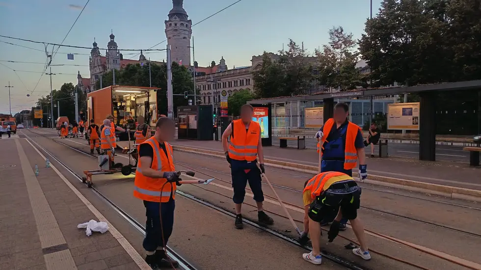 Die Bilder der "Rettungskation" der Gleise sind den Leipzigern noch im Kopf - lange ist es auch nicht her.