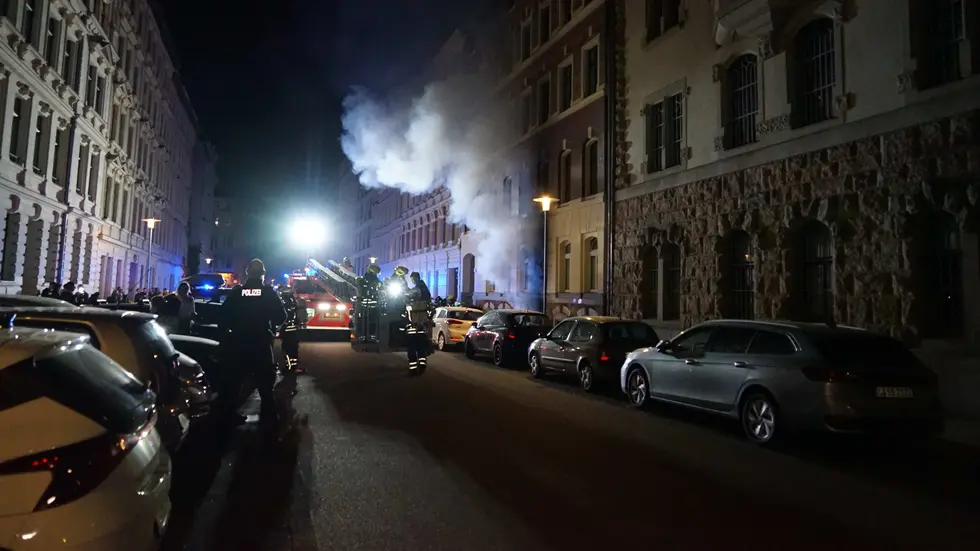 Wehrleute an dem qualmenden Mehrfamilienhaus an der Alfred-Kästner-Straße in der Leipziger Südvorstadt. Wehrleute an dem qualmenden Mehrfamilienhaus an der Alfred-Kästner-Straße in der Leipziger Südvorstadt.