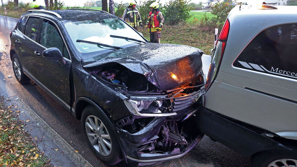 Zwei Personen wurden bei dem Unfall am Montagmorgen verletzt. Zwei Personen wurden bei dem Unfall am Montagmorgen verletzt.