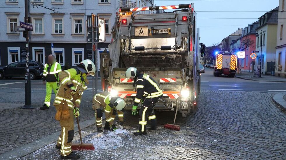 Die Einsatzkräfte säubern die Straße.
