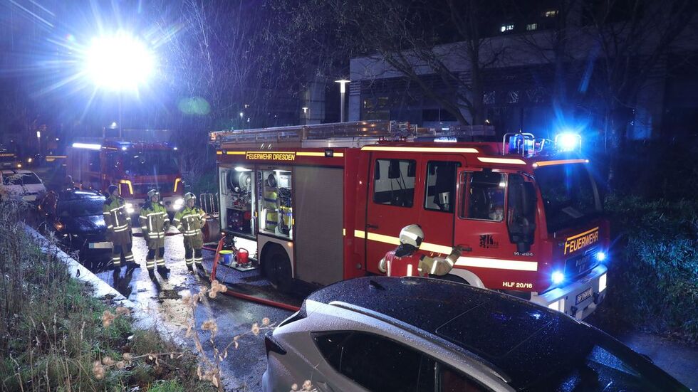 Die Feuerwehr rückte am Samstagabend zum Jacob-Winter-Platz aus 