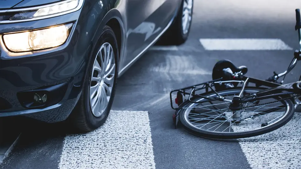 Nachdem der Radfahrer von seinem Fahrrad sprang, fuhr der Autofahrer über das Zweirad.
