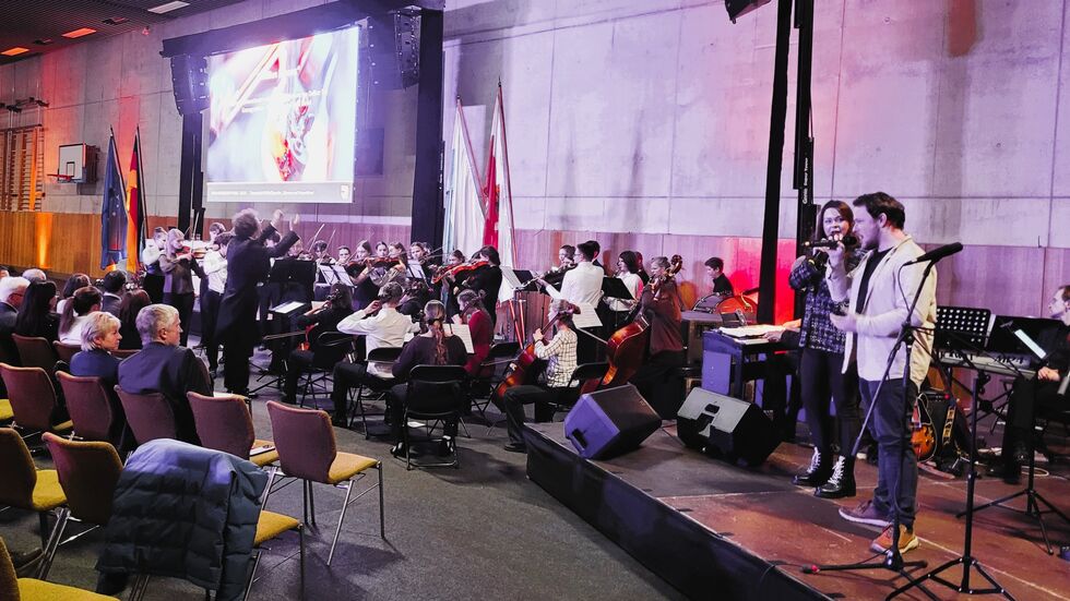 Neujahrsempfang der Stadt Görlitz in der Schenckendorff-Sporthalle. Viel Applaus erhielt das Jugendsinfonieorchester unter Leitung von Dalibor Tuz und mit den Solisten Nicole Hämisch, Tobias Bartel.