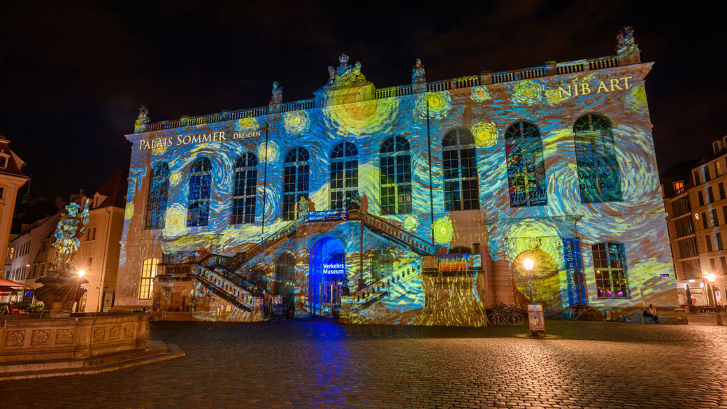 Das beleuchtete Verkehrsmuseum im Rahmen des Palais Sommer 2022 auf dem Neumarkt.