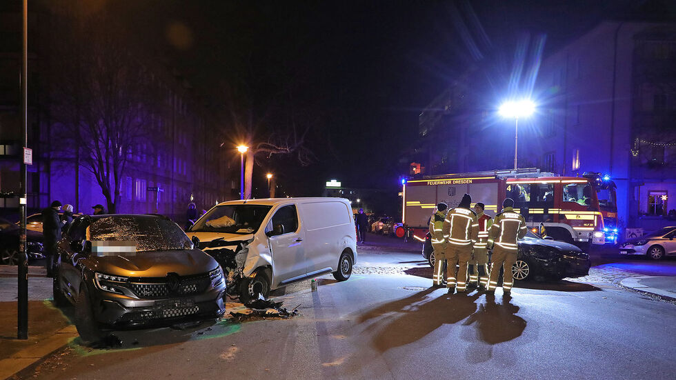 Die Einsatzkräfte vor Ort. Die Einsatzkräfte vor Ort.