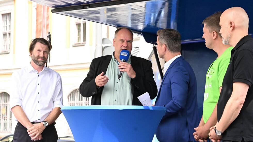 Mit Moderation wird ein buntes Programm geboten.