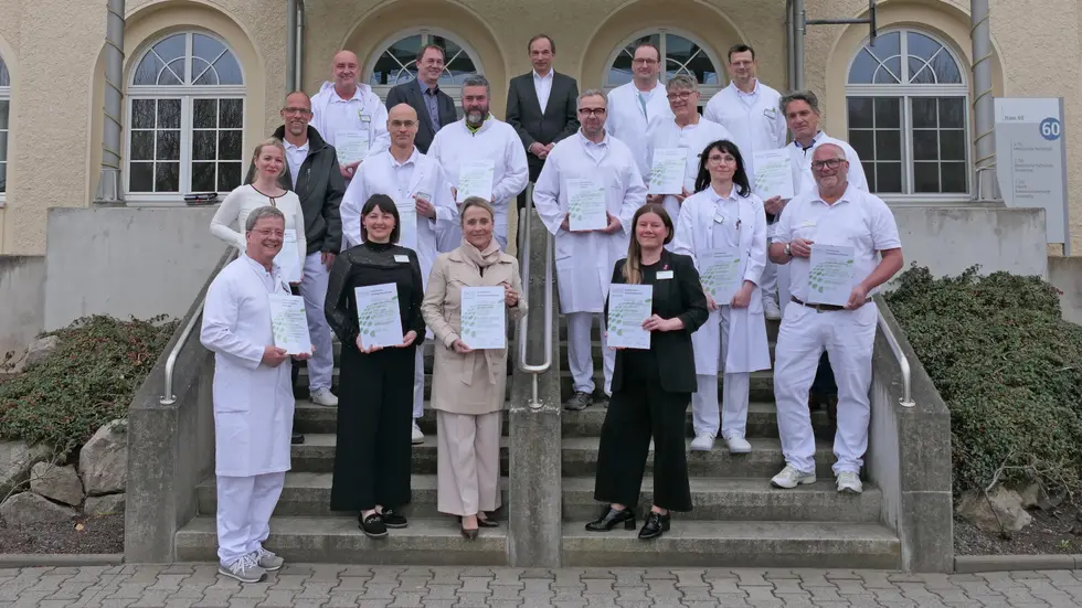 Die Krankenhausleitung übergibt das Zertifikat an die im OZZ organisierten Organkrebszentren. 