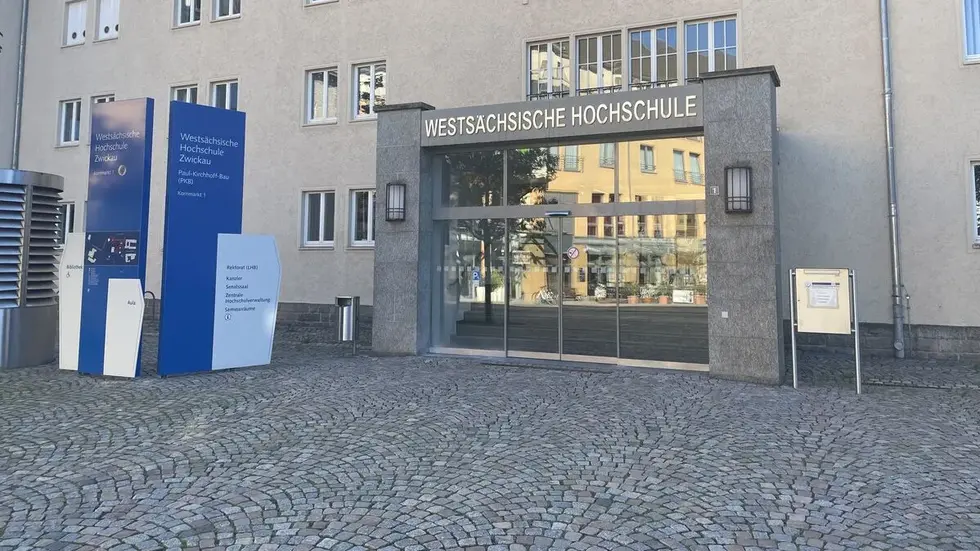 Eingang des Paul-Kirchhoff-Baus am Kornmarkt Eingang des Paul-Kirchhoff-Baus am Kornmarkt