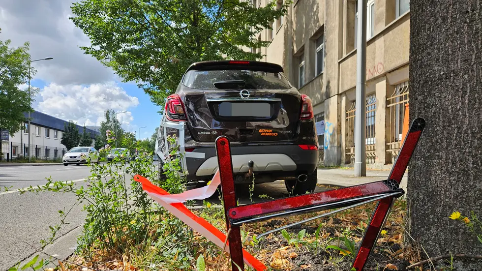 In Leutzsch wurde der geparkte Opel Mokka wurde bei dem Unfall erheblich beschädigt. Er wurde von einem VW erfasst und durch die Wucht des Aufpralls noch gegen einen dahinter stehenden Hyundai Tucson geschoben.