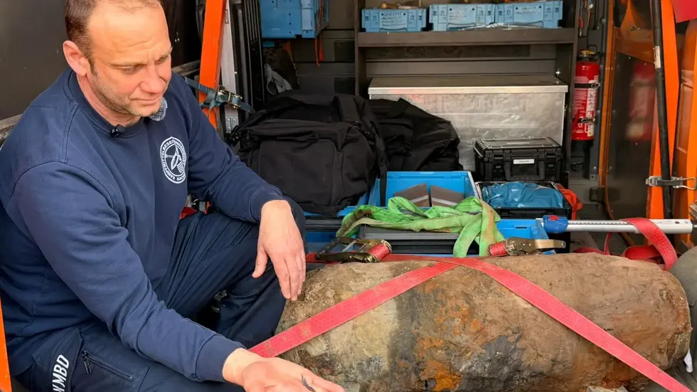 Sprengmeister Thomas Zowalla zeigt, was von der Bombe übrig ist  