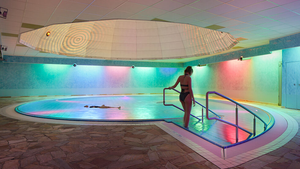 Der Liquid-Sound-Pool in der Toskana-Therme von Bad Schandau lädt zum Schweben im warmen Wasser ein