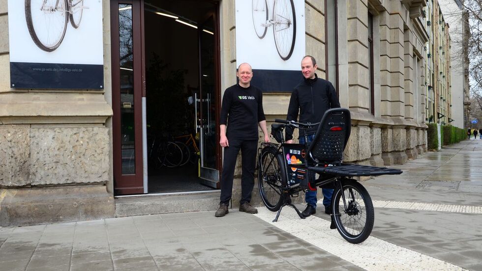 GS-Velo Inhaber Frank Flügel (l.) und Nils Larsen vom ADFC mit dem Lastenrad.