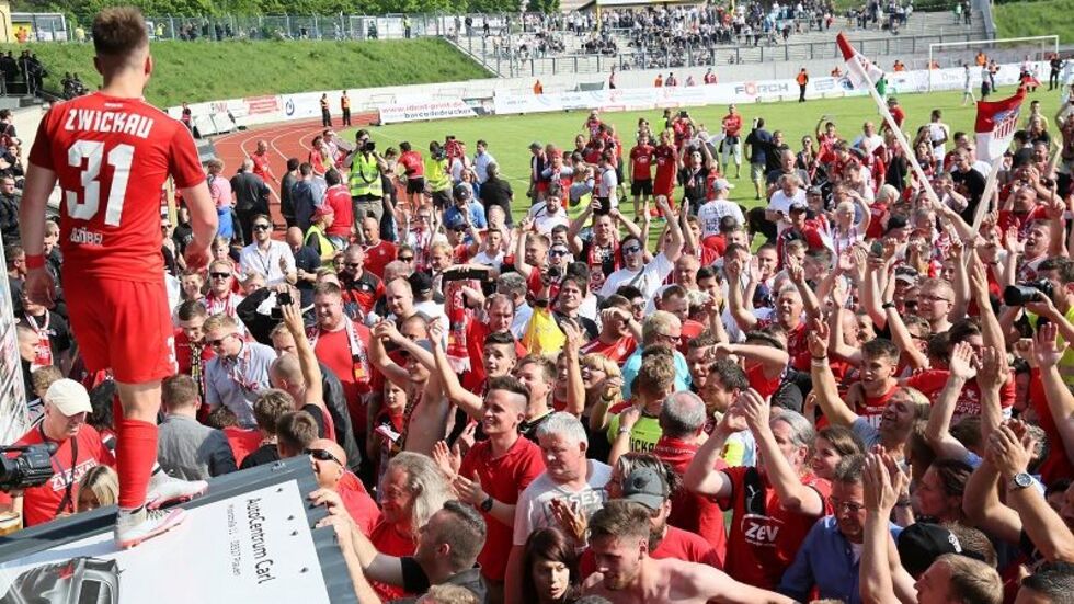 Patrick Göbel feiert nach dem Sieg im zweiten Relegationsspiel mit Fans den Aufstieg - Elversberg folgte sechs Jahre später den Zwickauern in die Dritte Liga. 