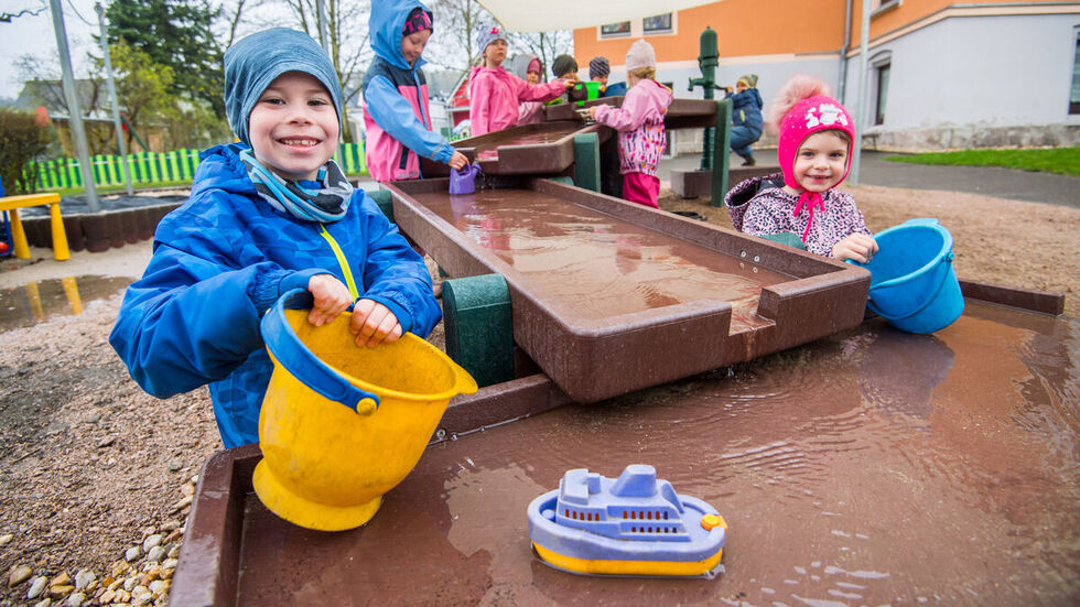 Im Bild vorne sind Jonas Dartsch und Annalena Herzberg. 