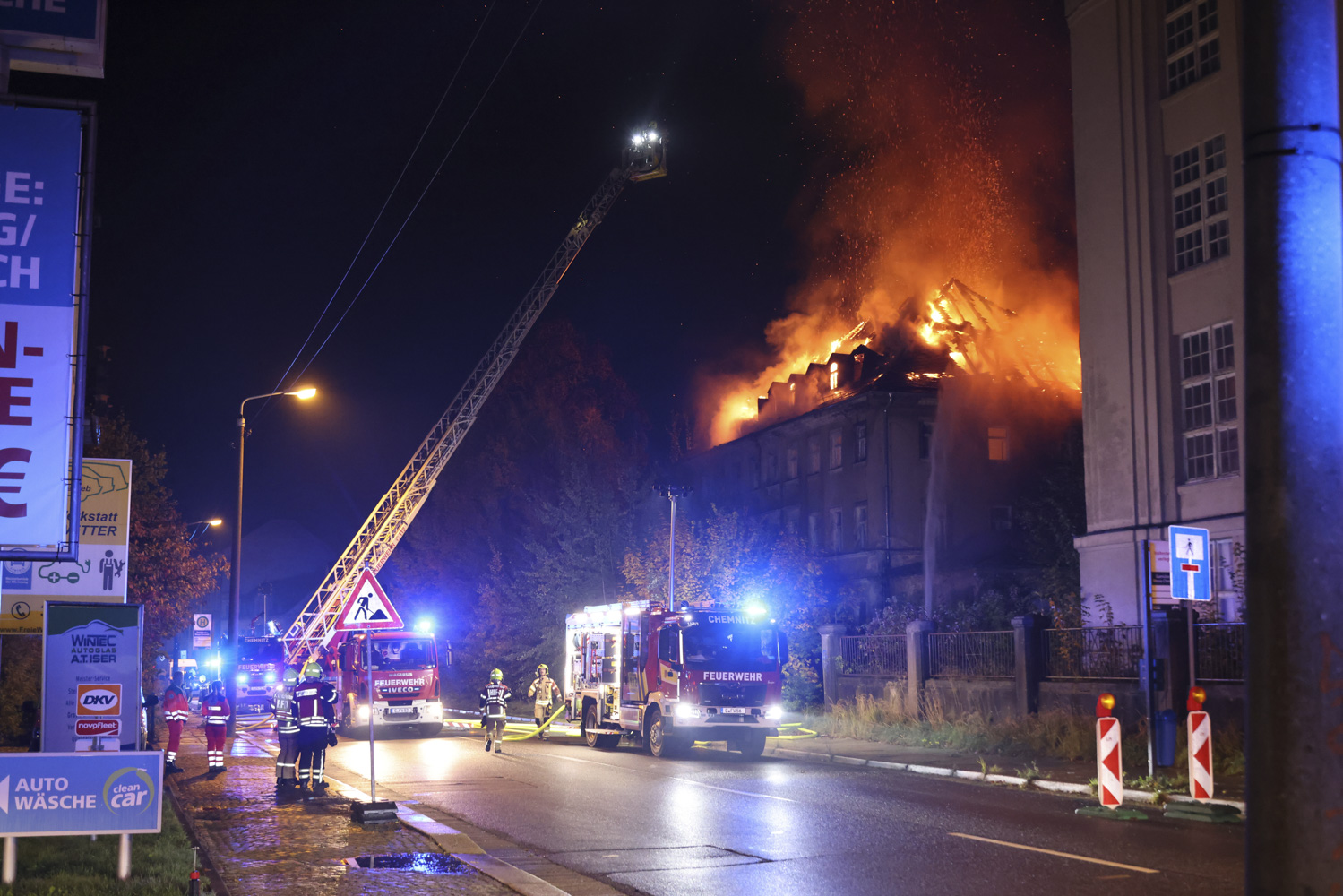 Feuer auf dem Gelände der ehemaligen Wanderer-Werke an der Zwickauer Straße. Die Feuerwehr löscht per Drehleiter.