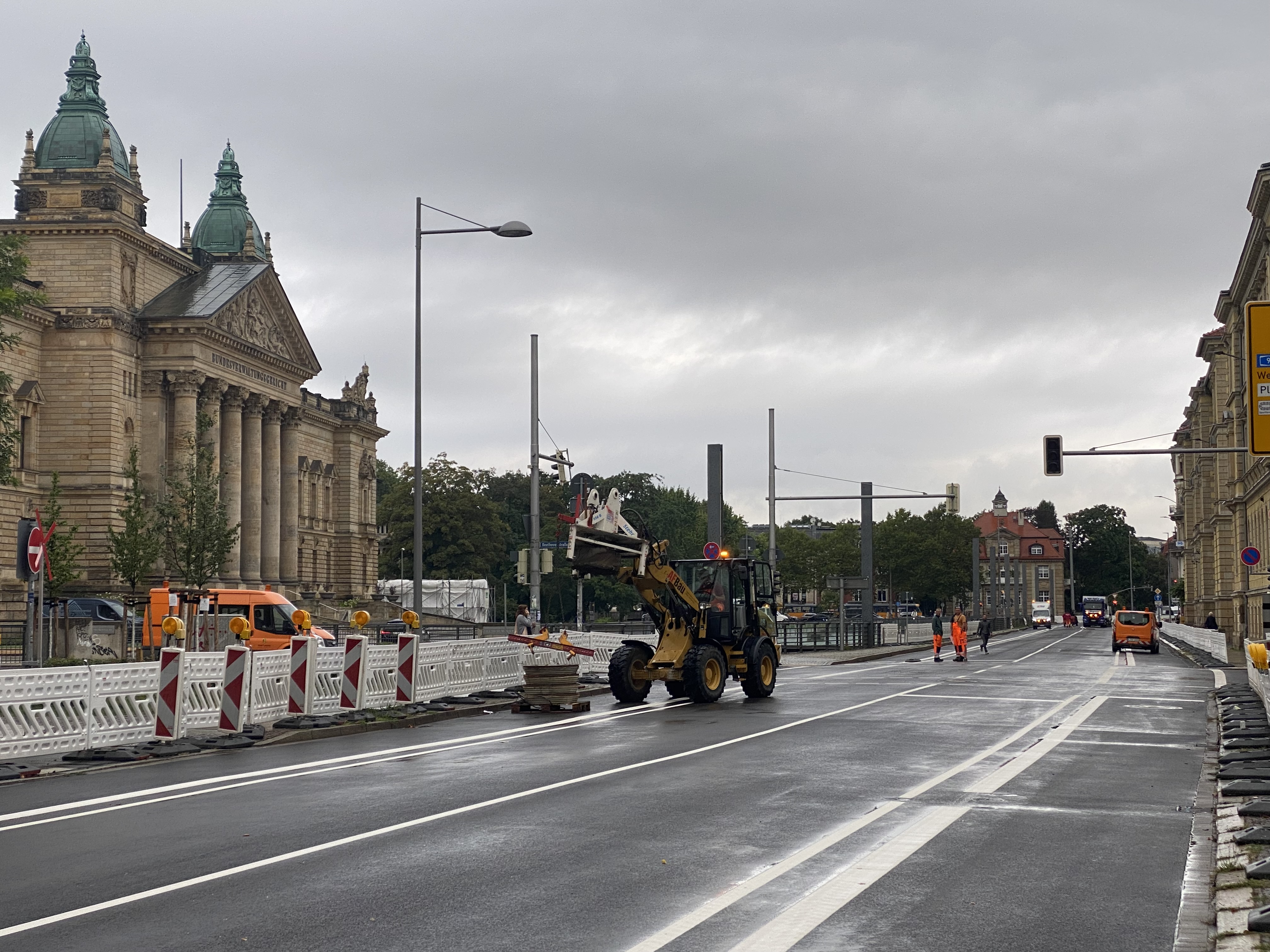 Von den einst vier Fahrspuren für Autos sind nur zwei übrig geblieben. Von den einst vier Fahrspuren für Autos sind nur zwei übrig geblieben.