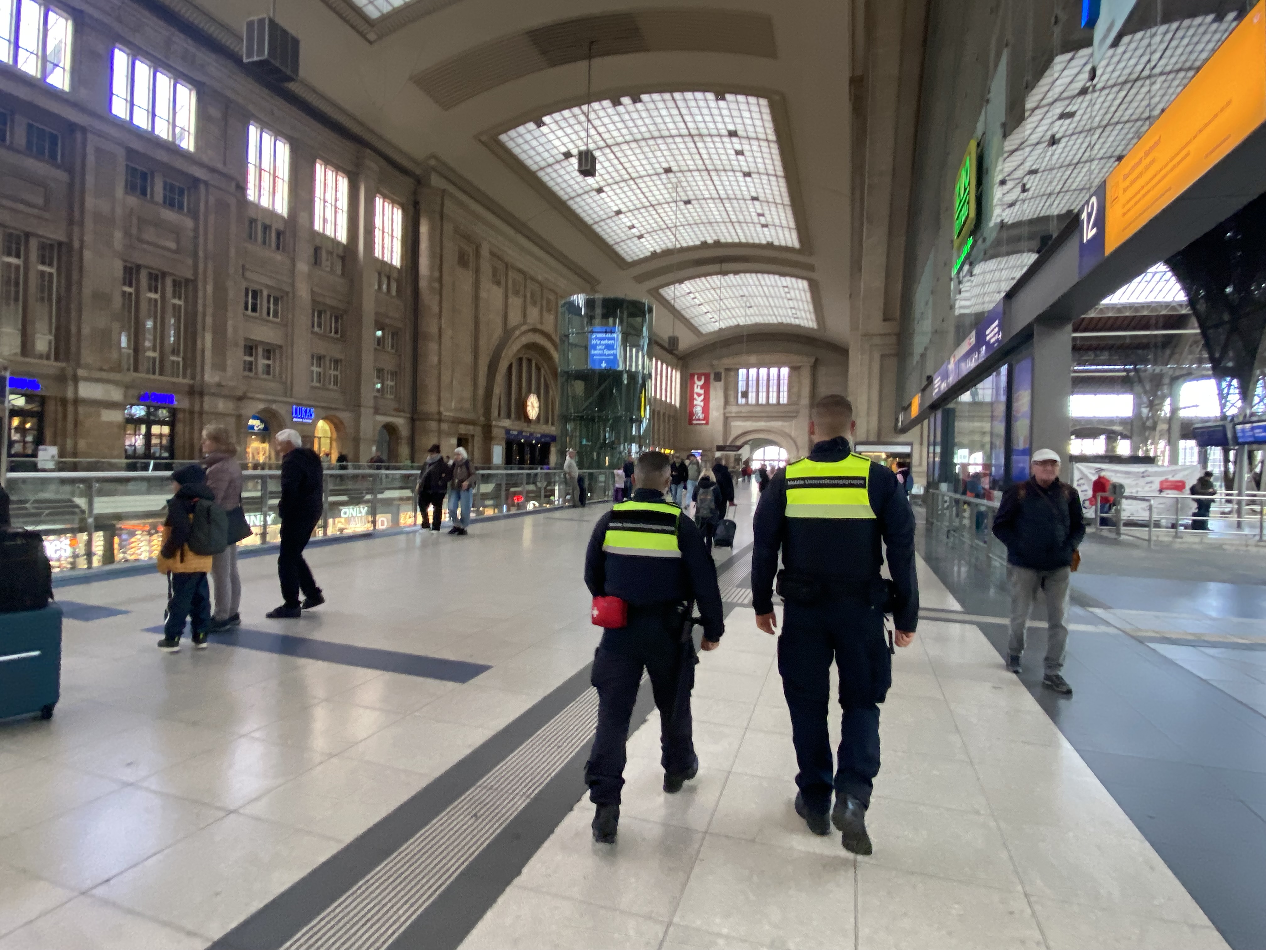 Eine Streife der DB Sicherheit auf Patroillle im Leipziger Hauptbahnhof. Eine Streife der DB Sicherheit auf Patroillle im Leipziger Hauptbahnhof.